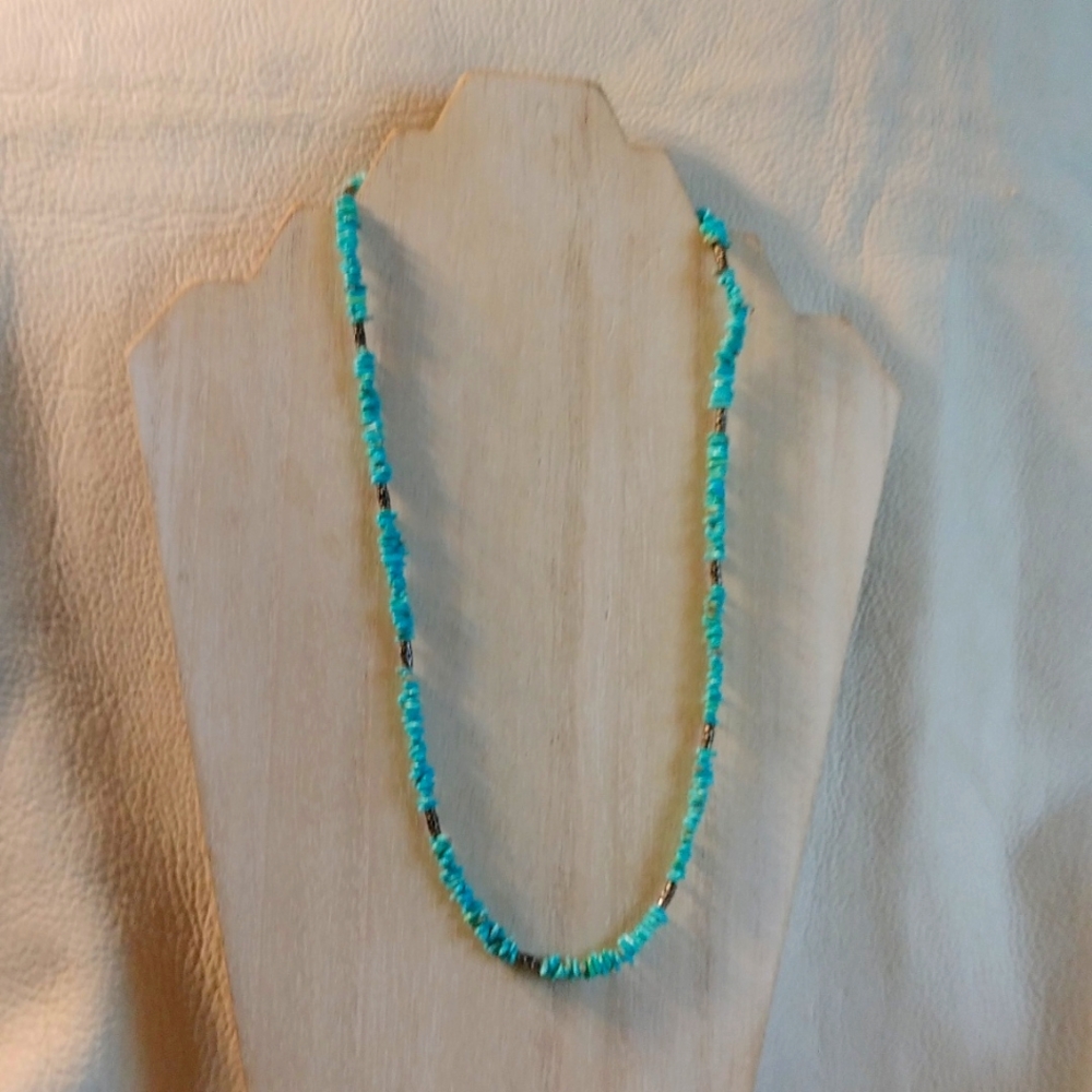 Faux tourquoise chips and matte silver beads necklace